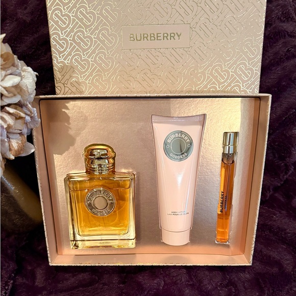 Burberry Goddess Fragrance Perfume Set - Picture 3 of 3